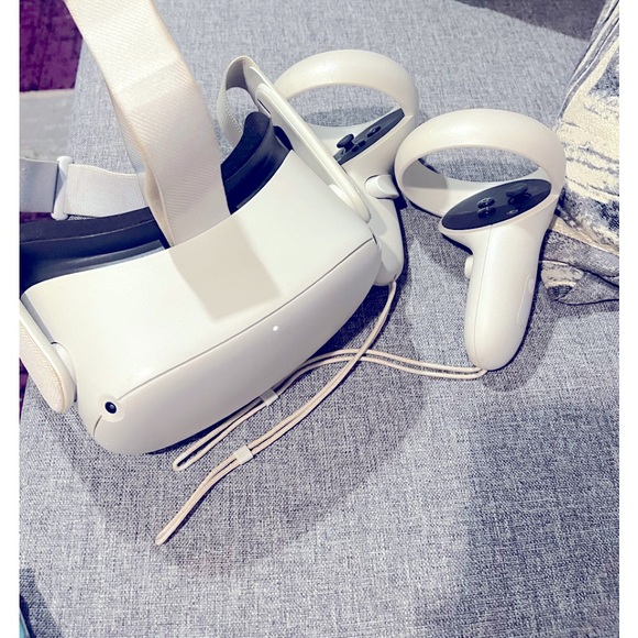 OCU LUS Virtual Reality Headset with Remote Controllers